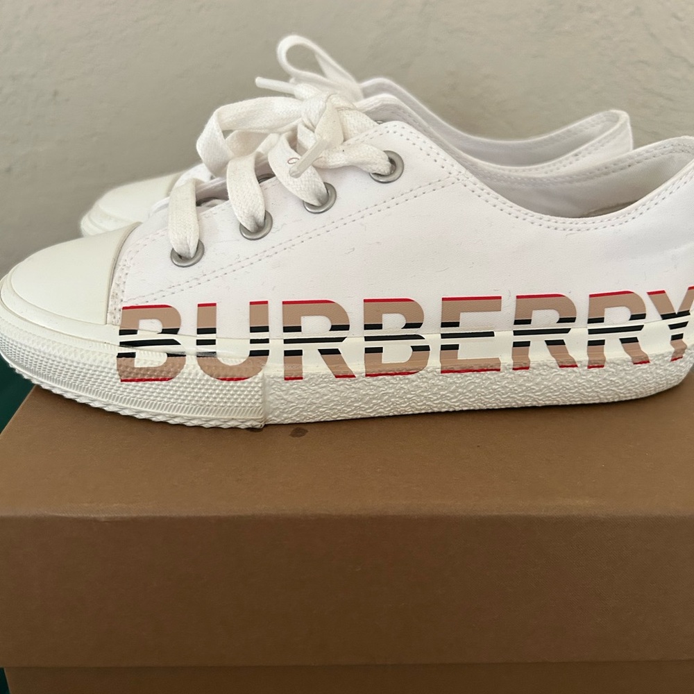 Burberry White Sneakers Classic Low-Top Design